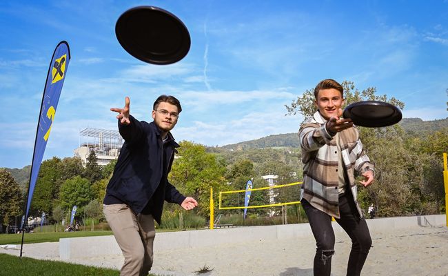 Studierende spielen Frisbee