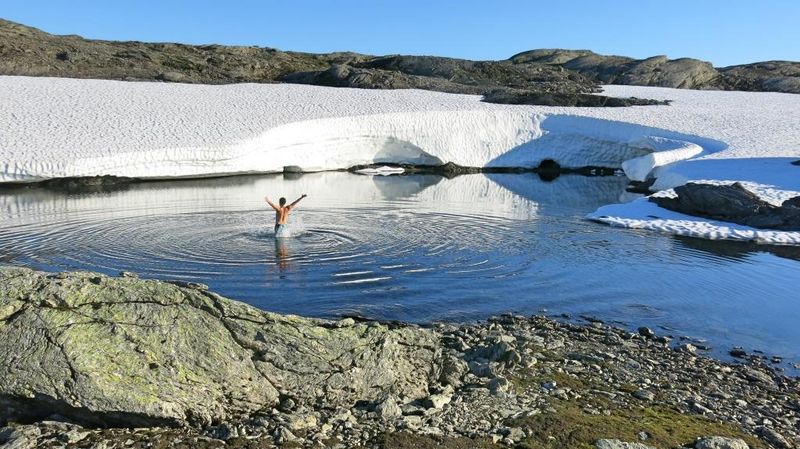 2017: "A Revitalizing Bath" (Tyssevassbu, Norway), 2nd prize category "Student life, human interest, oddities"