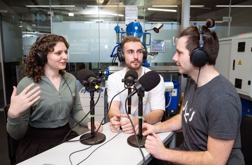 [Translate to Englisch:] Studierenden Podcast Maschinenbau mit Katharina und Flamur