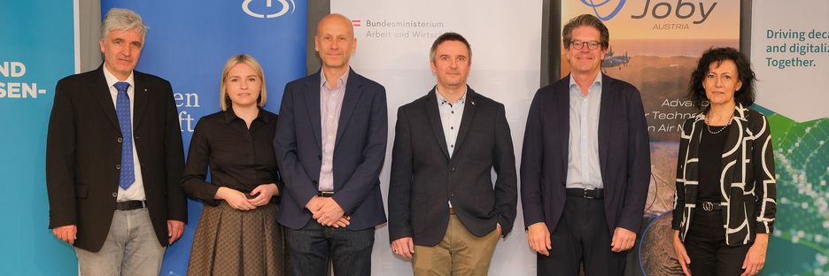Gregor Veble Mikić (head of Flight Research & Flight Physics at Joby Aviation), Assoc. Prof. DI Dr. Reinhard Feger, DI Peter Schiefer (Division President Automotive, Infineon Technologies AG), Vice-Rector Prof. Dr. Alberta Bonanni; Photo credit: silentphotography.at
