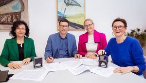 F.l: Univ.Prof. Dr. Alberta Bonanni (JKU Vice-Rector for Research and International Affairs), DI Dr. Thomas Buchegger (SAL Linz – site manager), Mag. Dr. Christina Hirschl (managing director SAL), and Mag. Christiane Tusek (JKU Vice-Rector for Finance and Entrepreneurship) signing the contract; photo credit: JKU