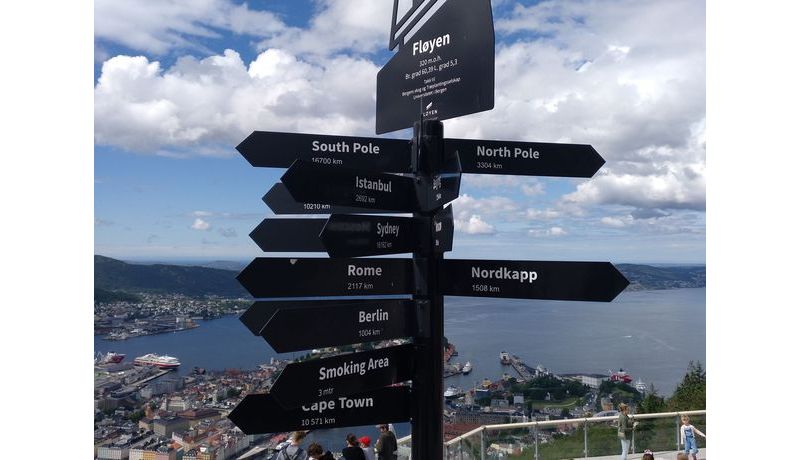 Viele Wege führen nach Rom – und zum Raucherplatz
Fløyen, Bergen, Norway)
