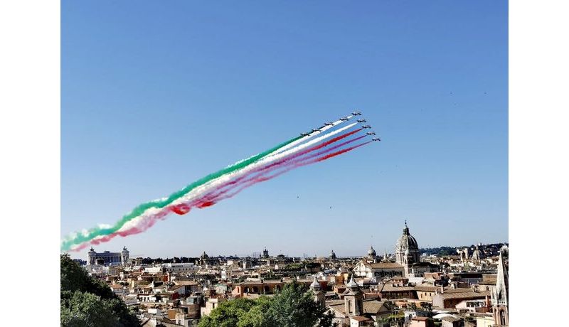 Dreifarbiger Pfeil am Nationalfeiertag (Rom, Italien)
