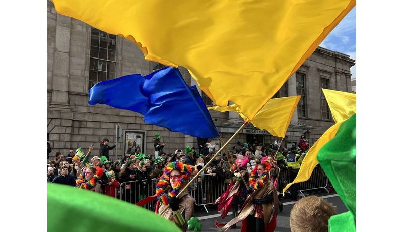 The Shadowing of St. Patrick (Ukraine War),
(St. Patrick’s Day Parade, Dublin, Irland)
